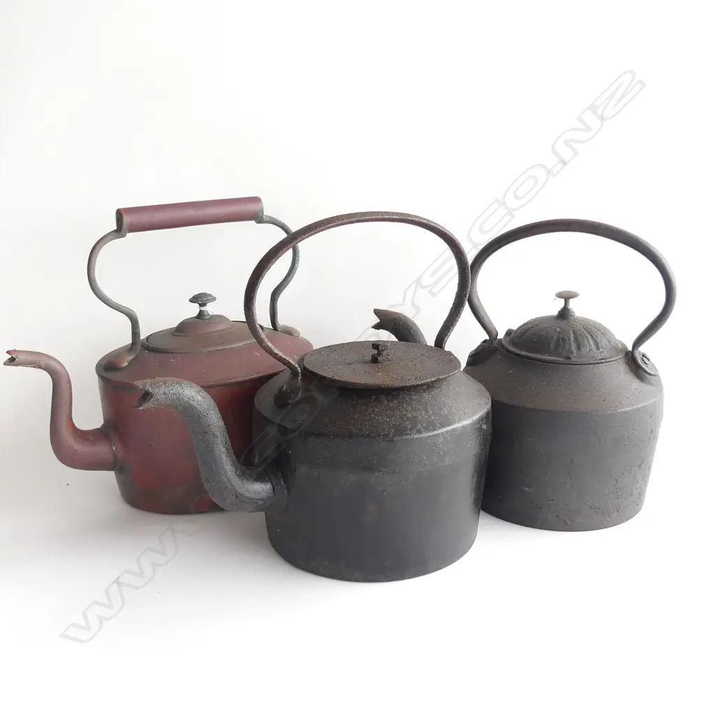 3 ANTIQUE KETTLES; 2x CAST IRON, 1x COPPER Image 1++