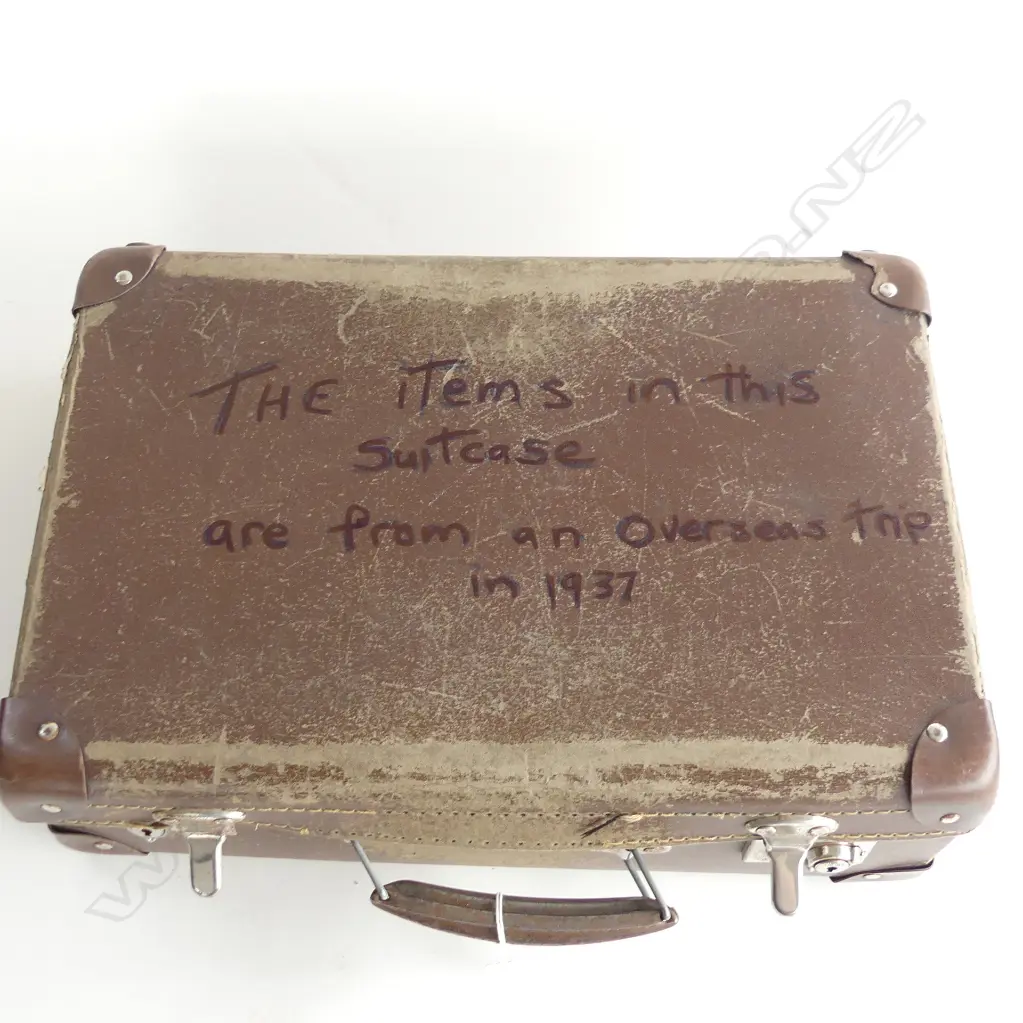 SUITCASE WITH ORIGINAL TRAVEL MEMORABILIA FROM 1937 L 400 MM Image 1++