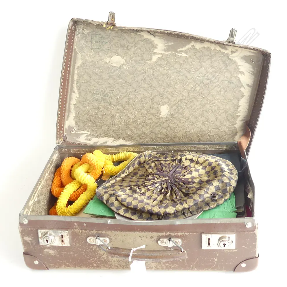 SUITCASE WITH ORIGINAL TRAVEL MEMORABILIA FROM 1937 L 400 MM Image 1++
