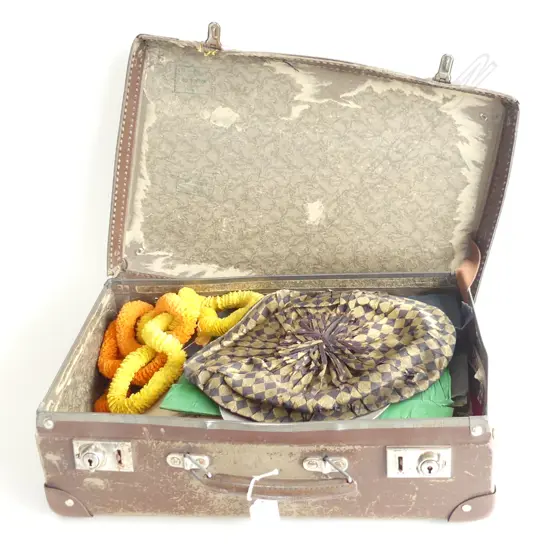 SUITCASE WITH ORIGINAL TRAVEL MEMORABILIA FROM 1937 L 400 MM