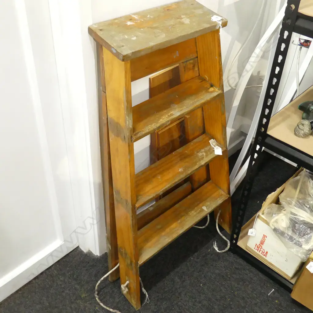 VINTAGE WOODEN STEP LADDER 900mmH Image 1++