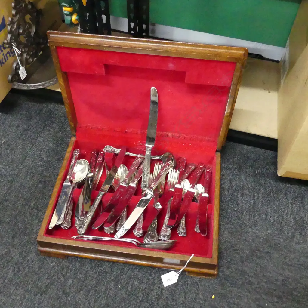 SMITH SEYMOUR LTD LARGE CUTLERY SERVICE IN WOODEN CANTEEN Image 1++