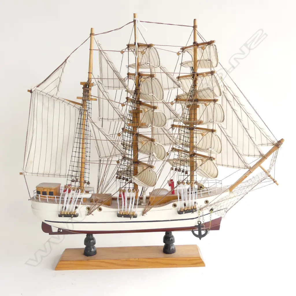 WOODEN SAILING SHIP MODEL 'MAY FLOWER' H.450mm Image 1++