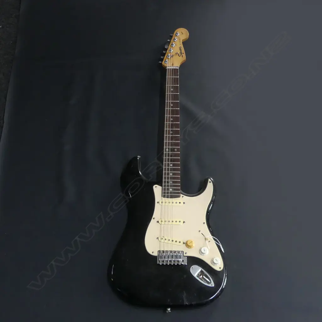 SQUIRE 'STRAT' GUITAR BY FENDER L.990mm Image 1++