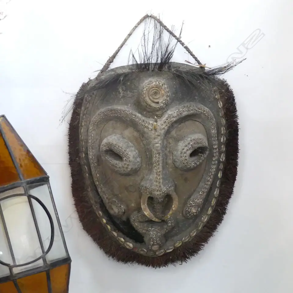 PAPUA NEW GUINEA WOODEN MASK WITH SHELL INLAY Image 1++