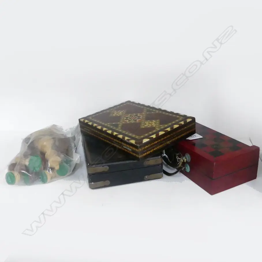3 CASED GAMES; CHESS, DOMINOES, BACKGAMMON + WOODEN CHESS PCES Image 1++