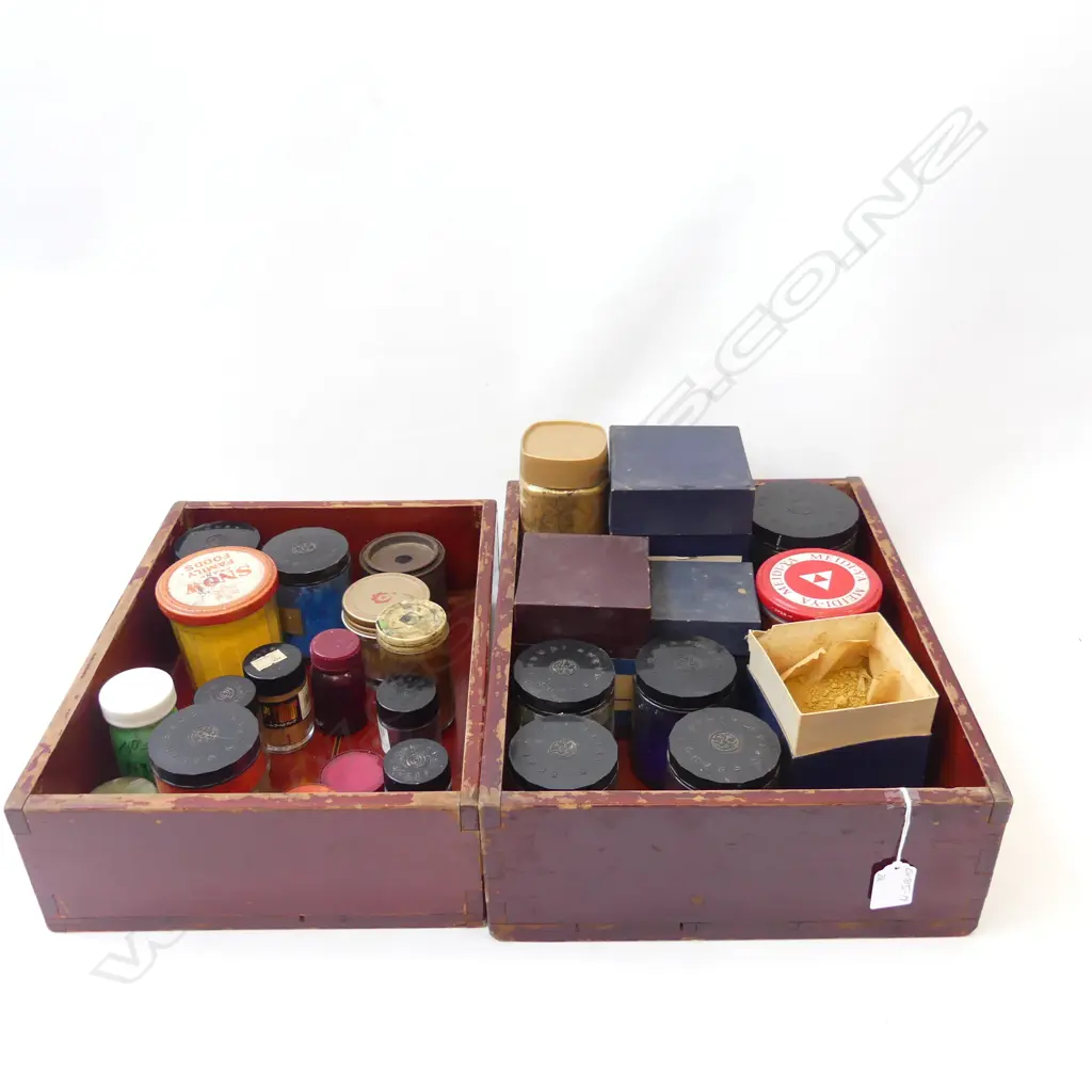 28 CONTAINERS JAPANESE MID-20thC ARTIST'S POWDER PIGMENTS in 2 boxes Image 1++