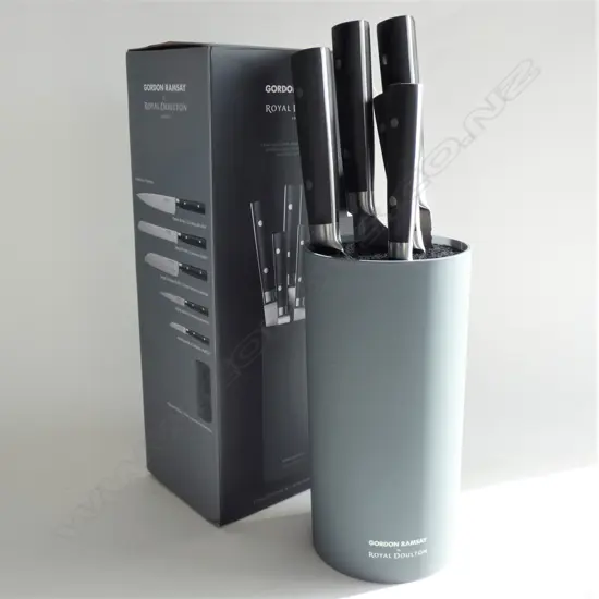 ROYAL DOULTON GORDON RAMSAY 5 KNIFE SET IN BLOCK as new original box
