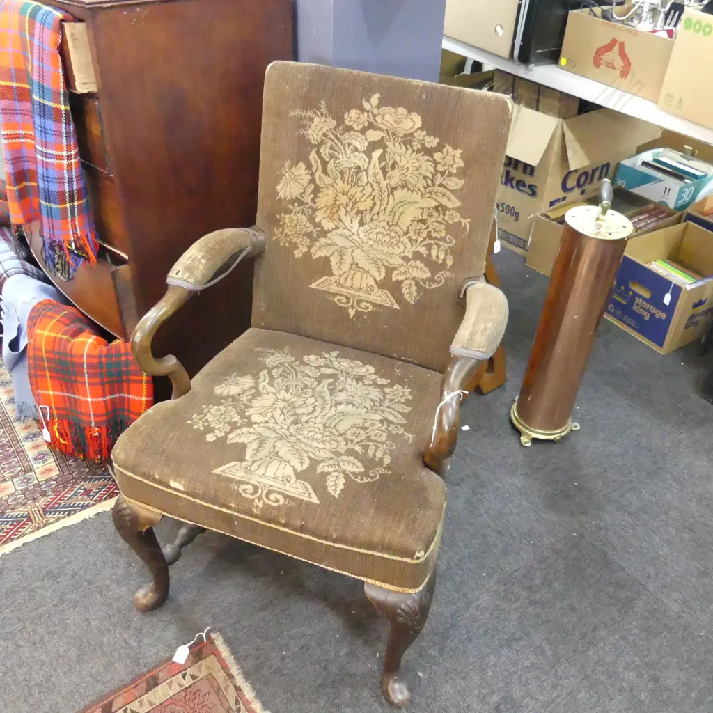 QUEEN ANNE STYLE UPHOLSTERED ARM CHAIR Image 1++