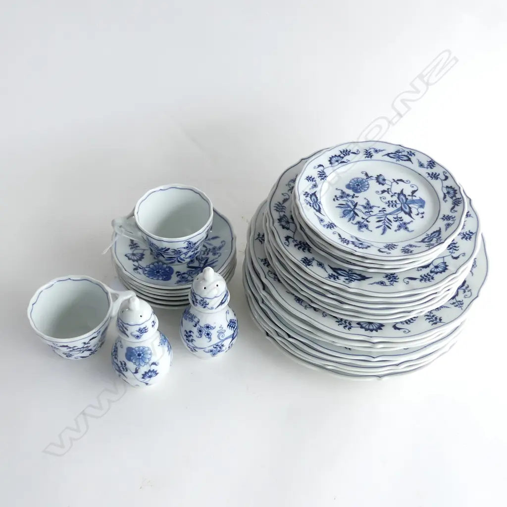 28 PCES BLUE DANUBE 'ONION' INCL. 8 DINNER PLATES, 6 LUNCHEON Image 1++