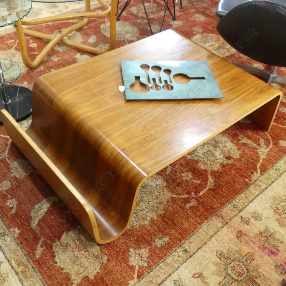 MID CENTURY CURVED PLYWOOD COFFEE TABLE, SMALL SCUFF MARK TO TOP, 1060 x 710 x 280mm Image 1++