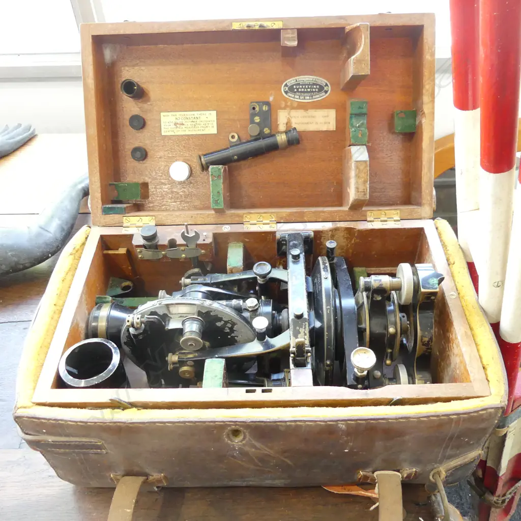 COOKE TROUGHTON & SIMMS VINTAGE THEODOLITE IN LEATHER CASE + RED & WHITE STAND H.1650mm Image 1++