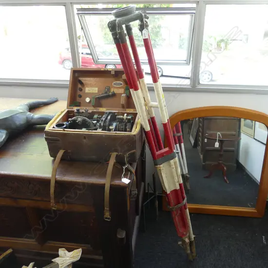 COOKE TROUGHTON & SIMMS VINTAGE THEODOLITE IN LEATHER CASE + RED & WHITE STAND H.1650mm