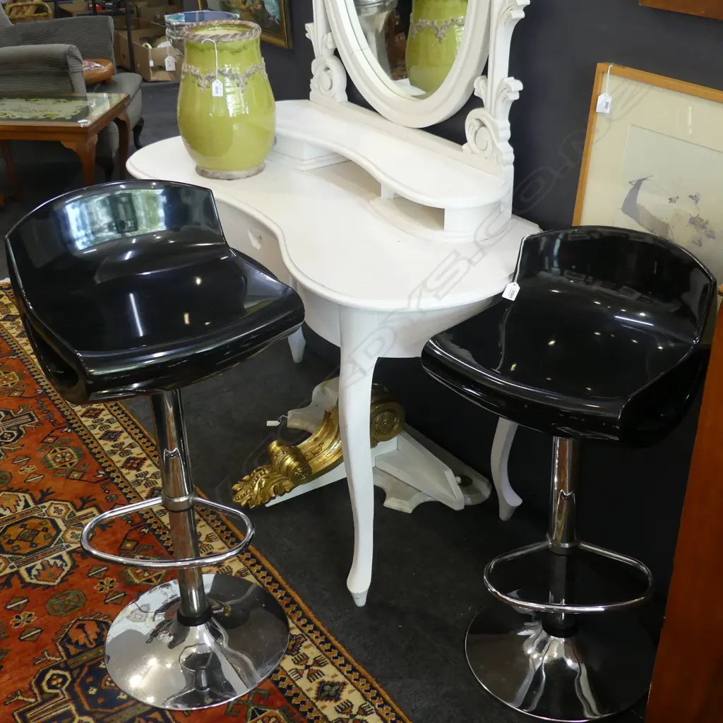 2 CHROME AND PLASTIC ADJUSTABLE BAR STOOLS MINOR WEAR AND RUST SPOTS Image 1++