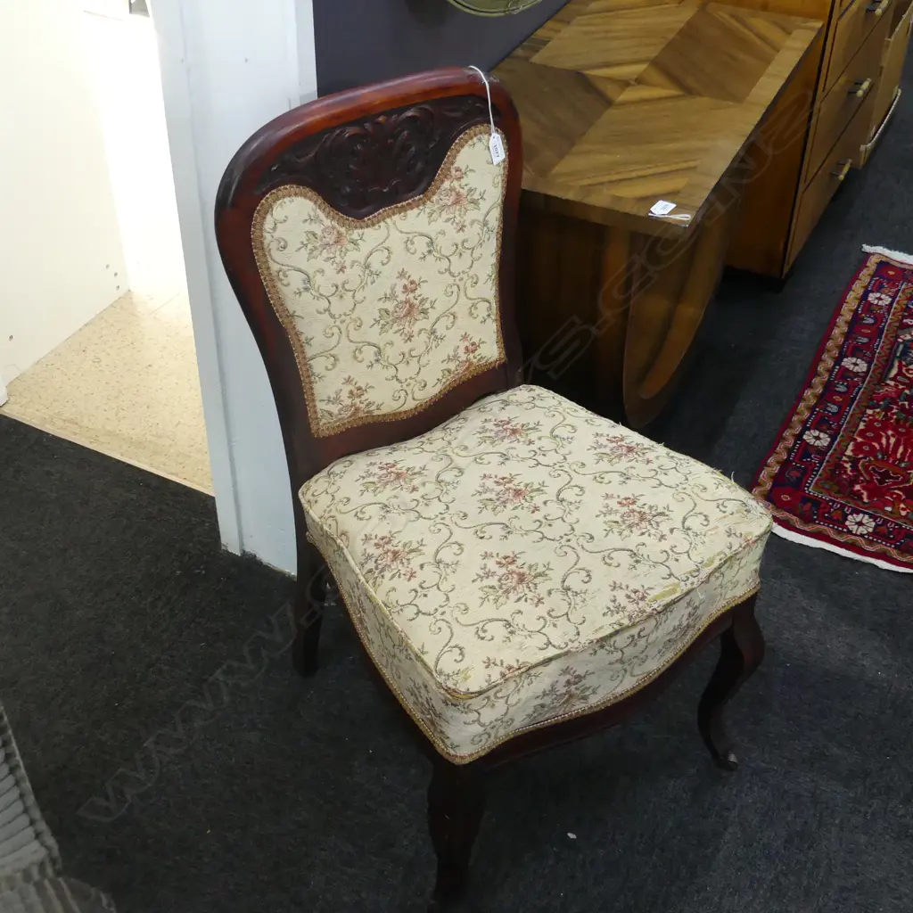 UPHOLSTERED CHAIR w. CARVED WOODEN FRAME Image 1++