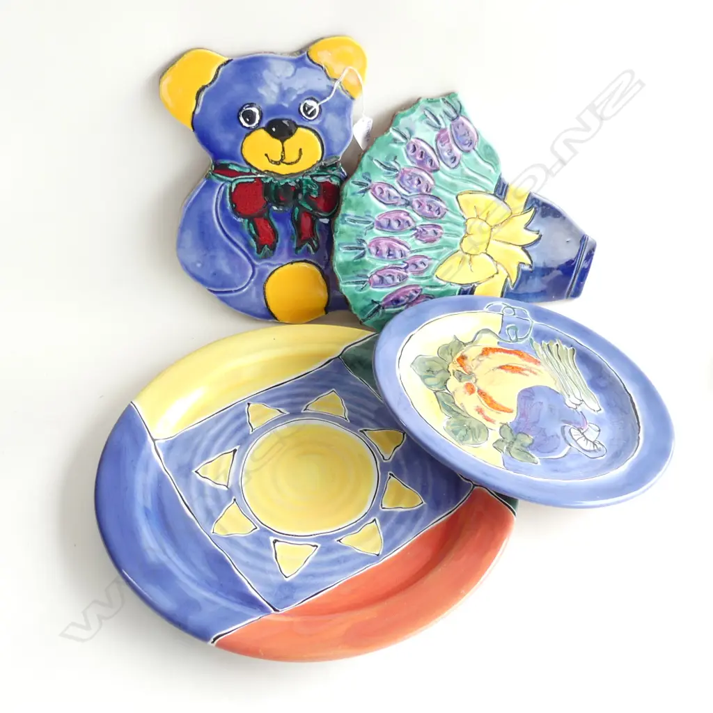 4 PCES MORRIS & JAMES; 2 WALL PLAQUES; BEAR & LAVENDER + 2 PLATTERS 300 / 380mm dia Image 1++