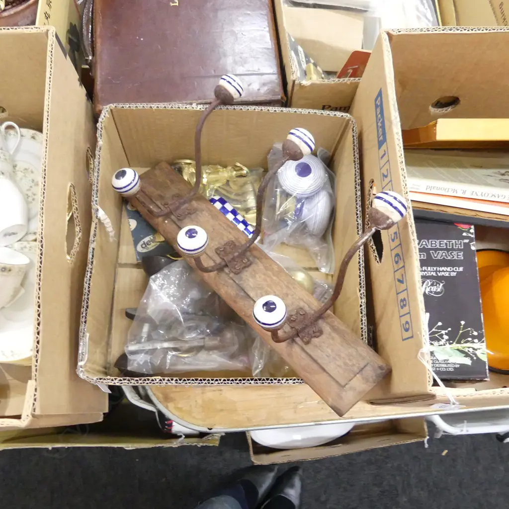BOX ASST OLD DOOR KNOBS INCL BRASS & HOOKS + WOODEN & CERAMIC HOOKS Image 1++