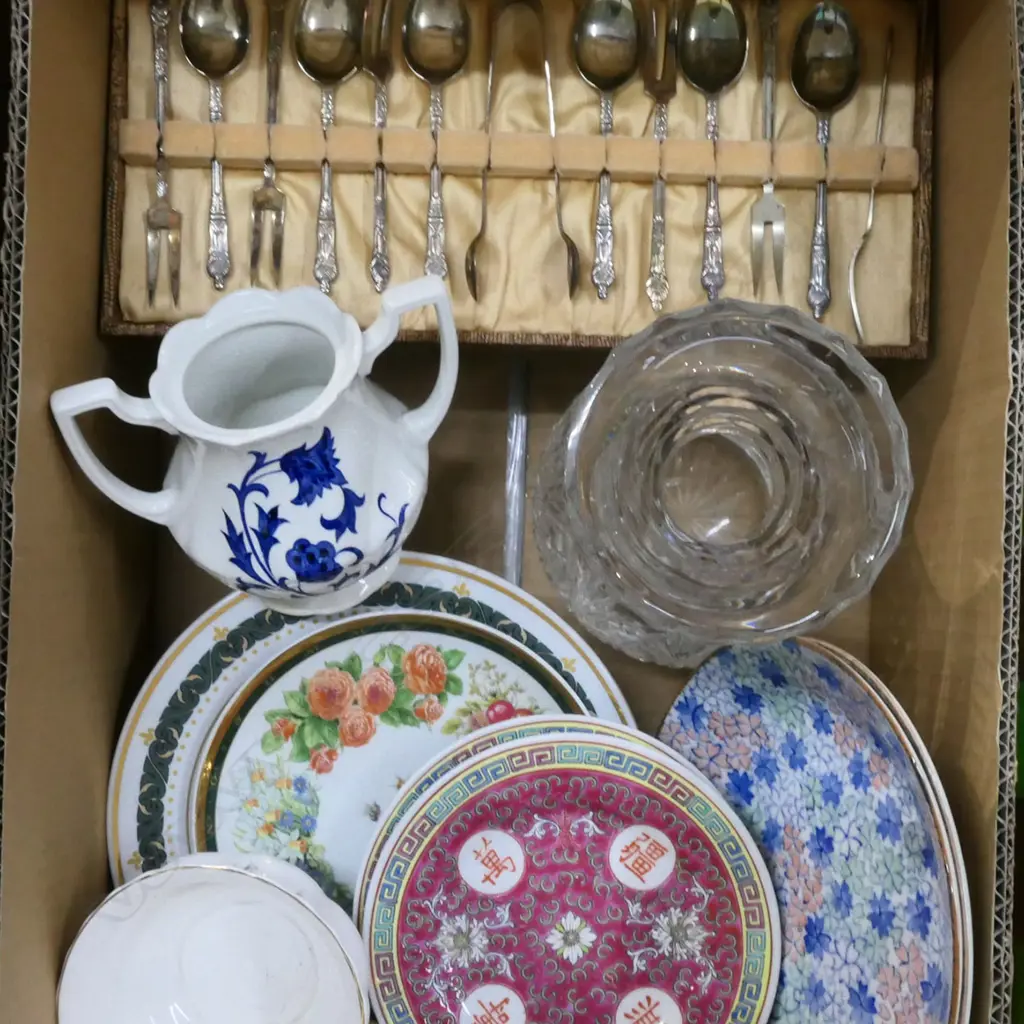 BOX MISC INCL SET APOSTLE CAKE FORKS & SPOONS, GLASS VASE, ORIENTAL PLATES ETC.. Image 1++