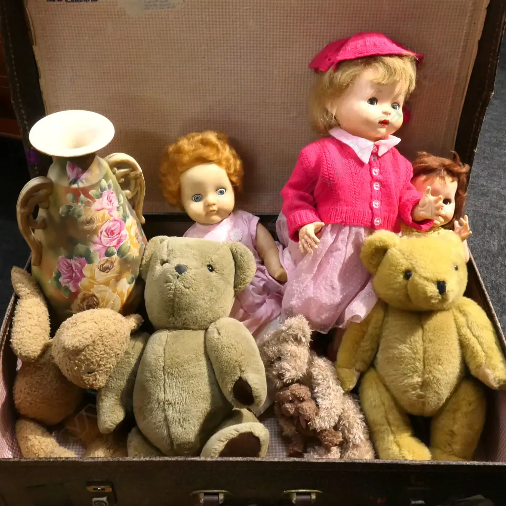 SUITCASE w. DOLLS & TEDDIES + LGE HAND PAINTED VICTORIAN VASE Image 1++