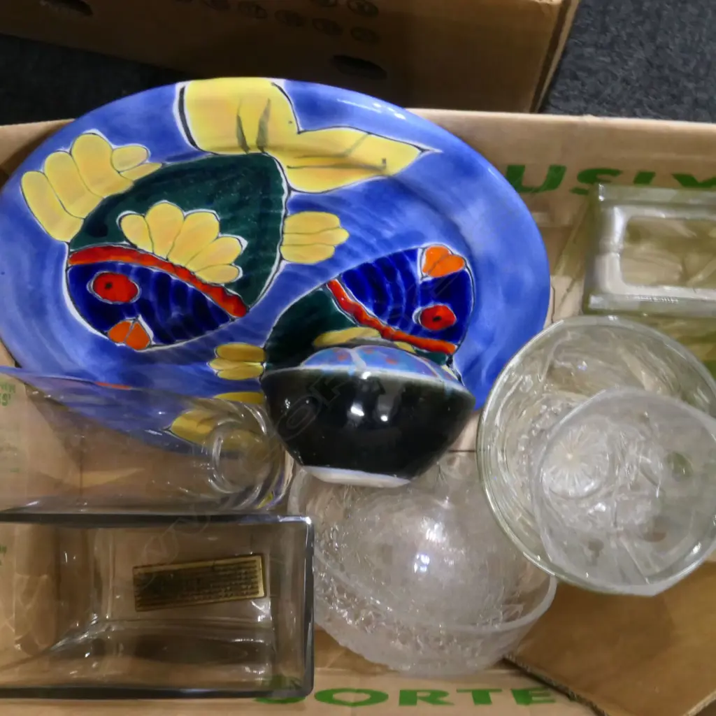 BOX LOT ASST. GLASS VASES / MORRIS & JAMES PLATTER 370mm ETC-7 Image 1++