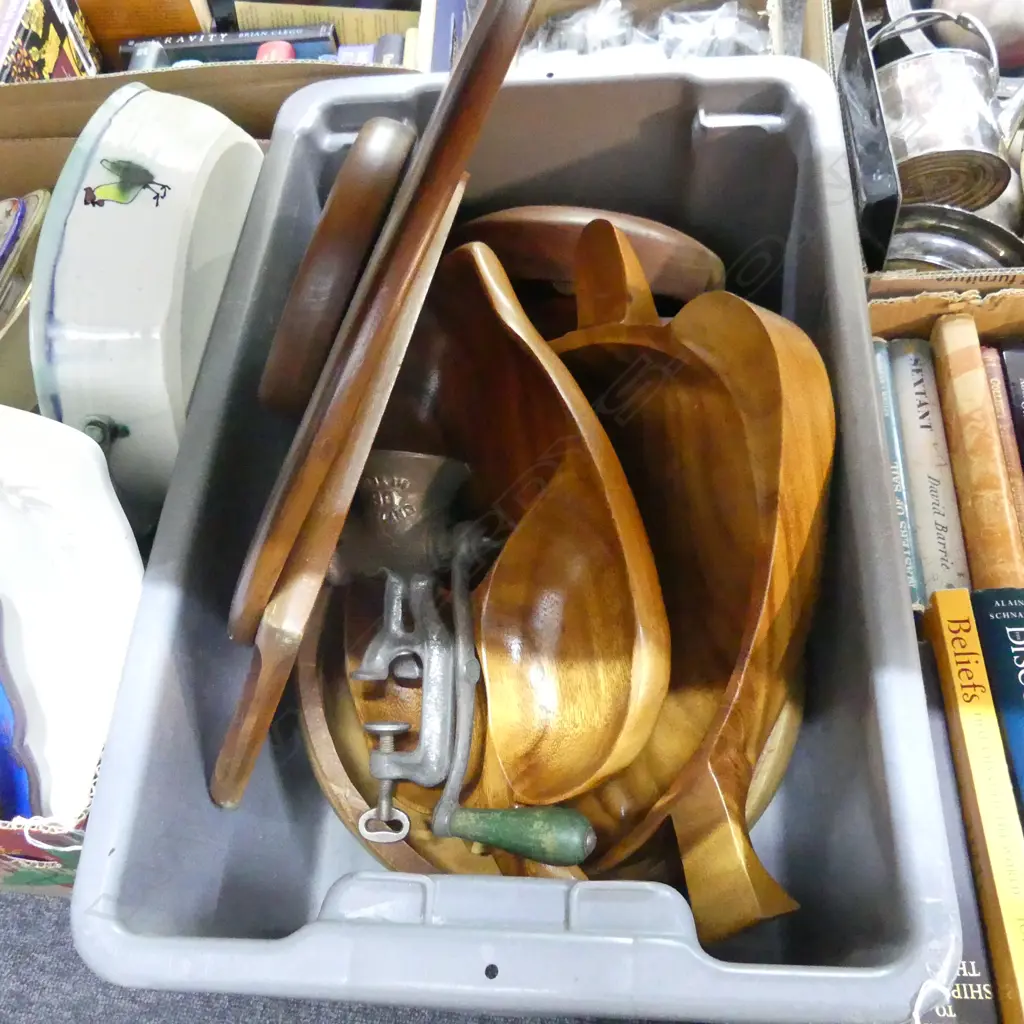 BOX LOT ASST. WOODEN ITEMS; BOWLS, PLATTERS, LAZY SUSAN ETC + MINCER Image 1++