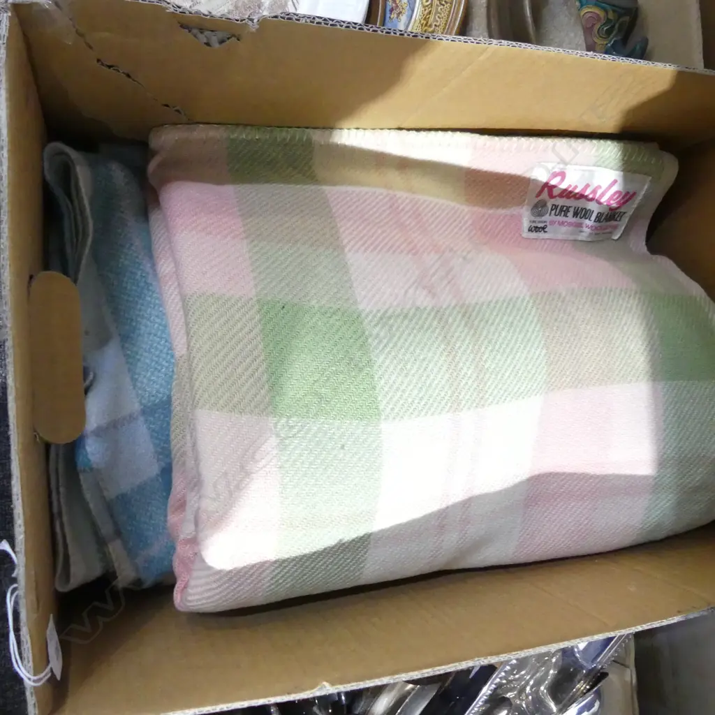 BOX OLD NZ WOOL BLANKETS Image 1++
