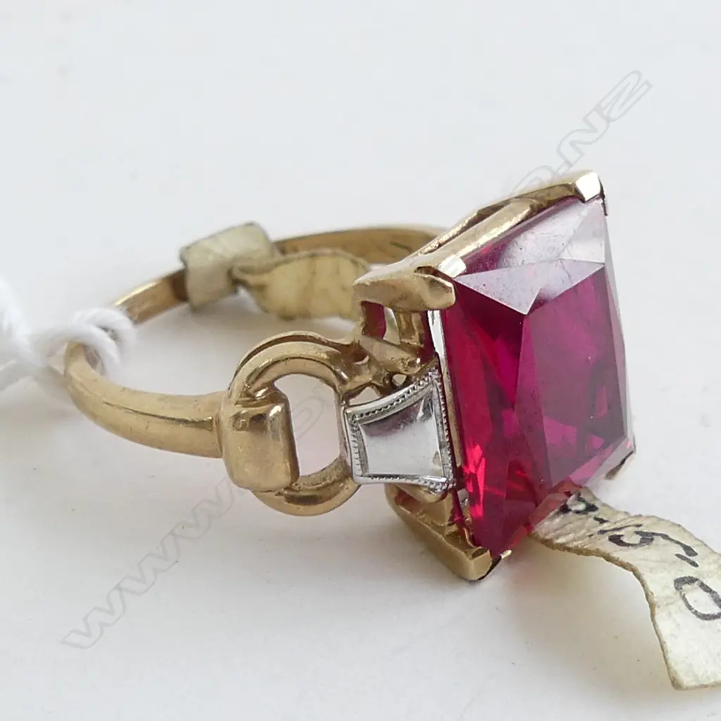 9ct. GOLD & LGE RECTANGULAR RED STONE RING NEW OLD STOCK W. 5gms, SIZE N Image 1++