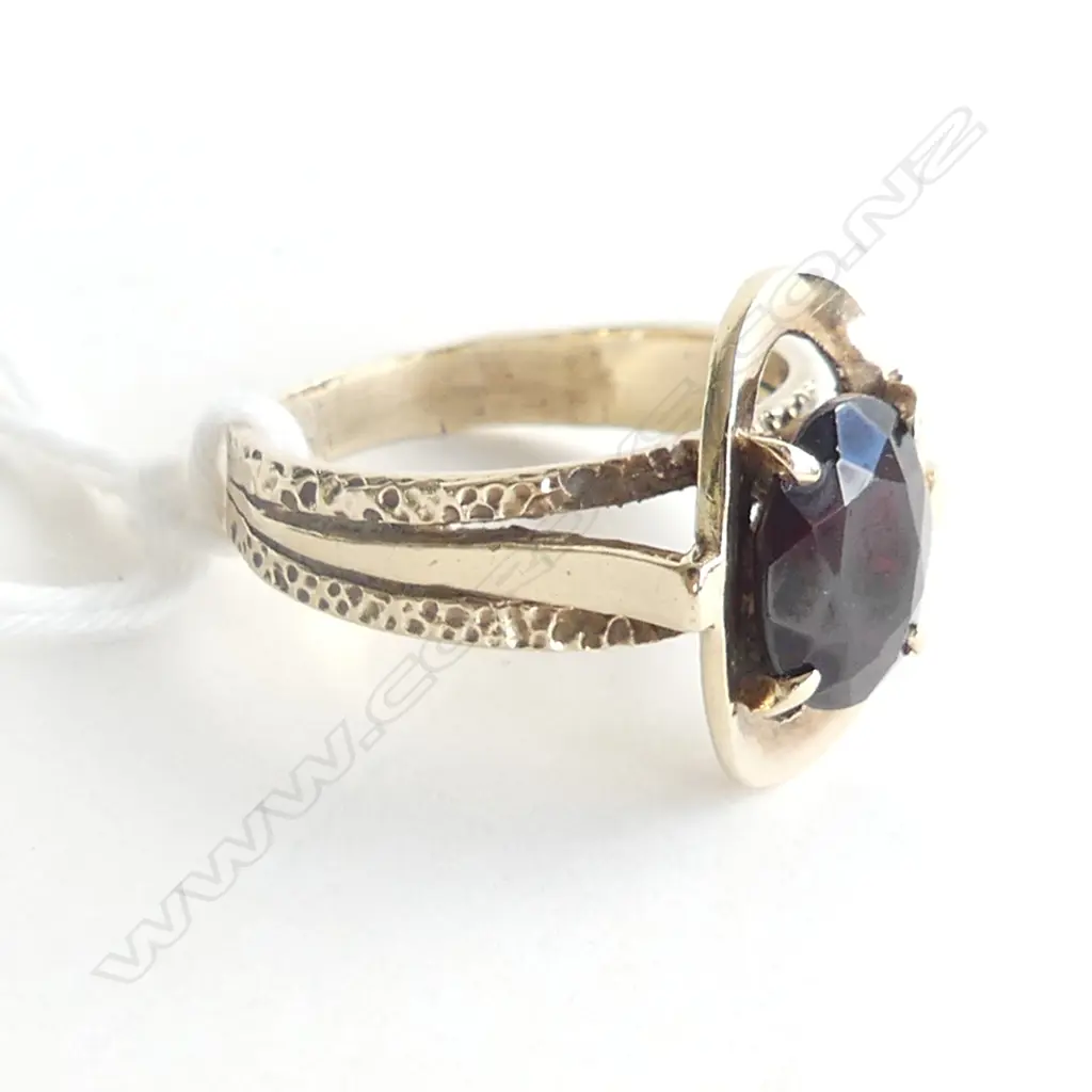 9ct. GOLD TRIPLE BAND & GARNET RING 4.2gm., SIZE P Image 1++