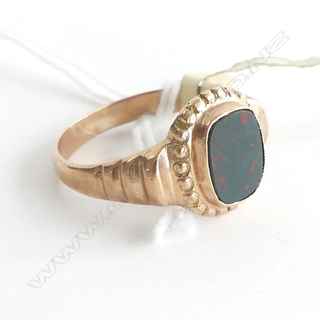 9ct. GOLD RING WITH BLOODSTONE PANEL 4.24gms, SIZE V½ Image 1++