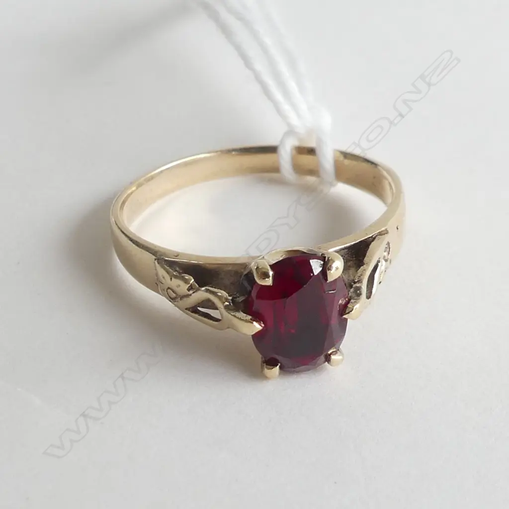 9ct. GOLD FAUX RUBY DRESS RING 2.9gm, SIZE P Image 1++
