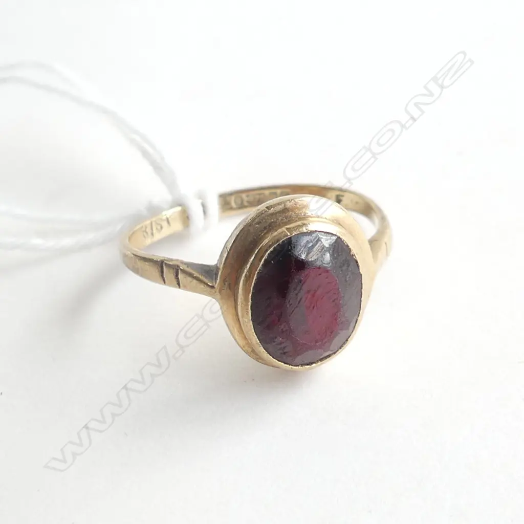 9ct. GOLD AND GARNET RING 2gm, SIZE N Image 1++
