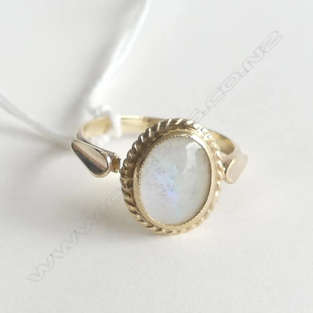 9ct. GOLD OPAL STYLE DRESS RING  2.6gm, SIZE APPROX O, SHANK A.F. & OPAL A.F. Image 1++