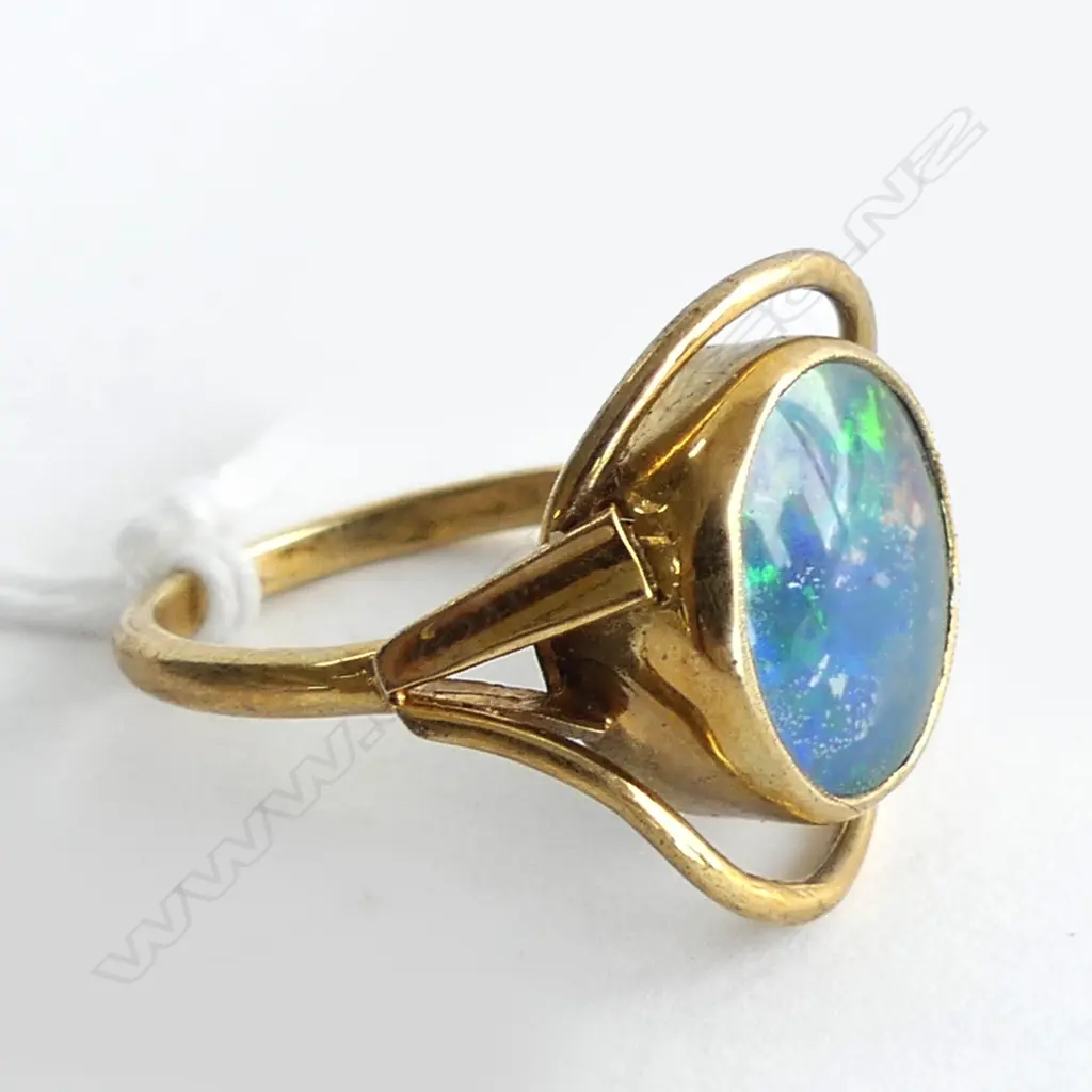 9ct. GOLD RING OPAL DOUBLET PANEL SCROLLING FRAME 3.80gms, SIZE M Image 1++
