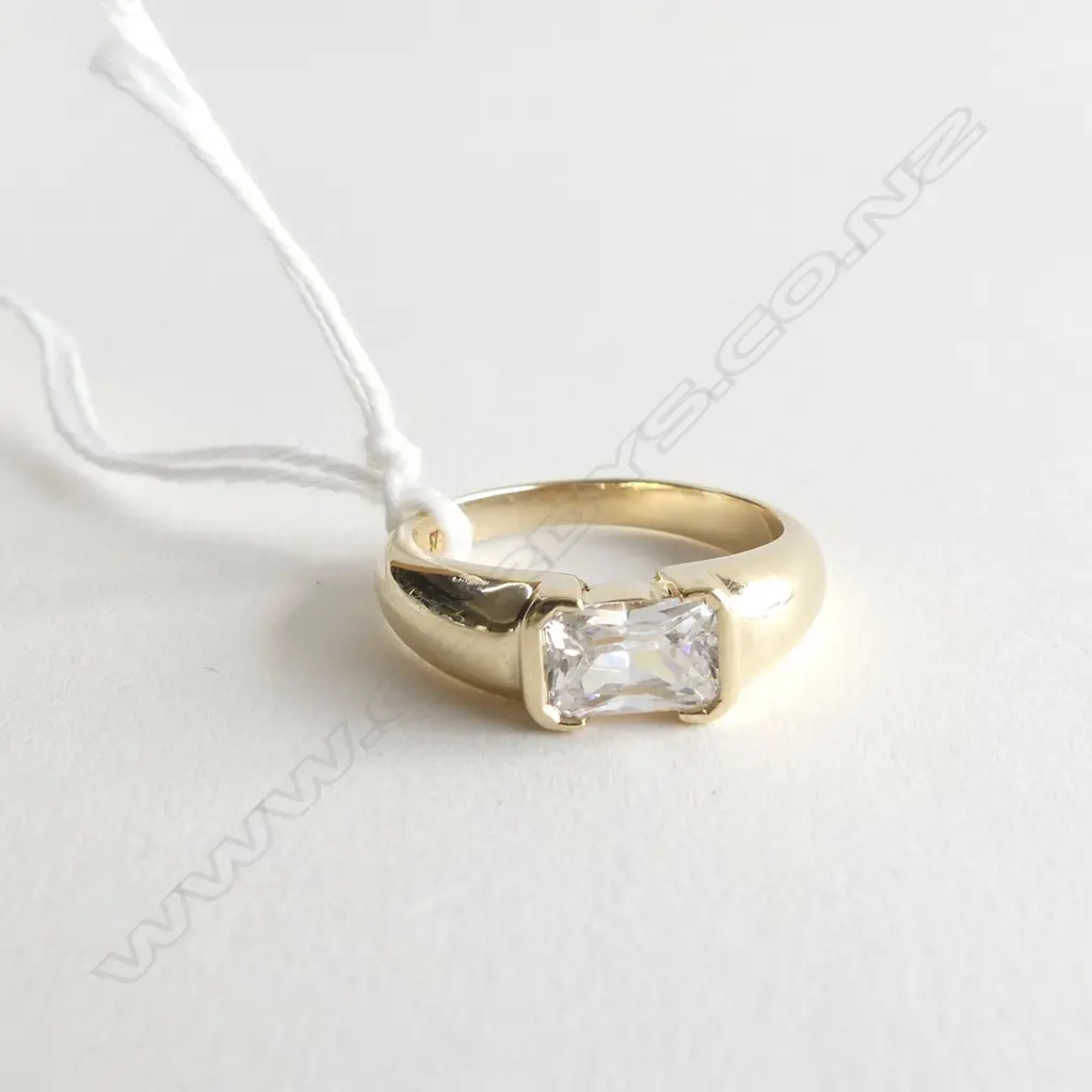 9ct. GOLD AND EMERALD CUT CZ RING 2.35gm, SIZE M **RTV** Image 1++