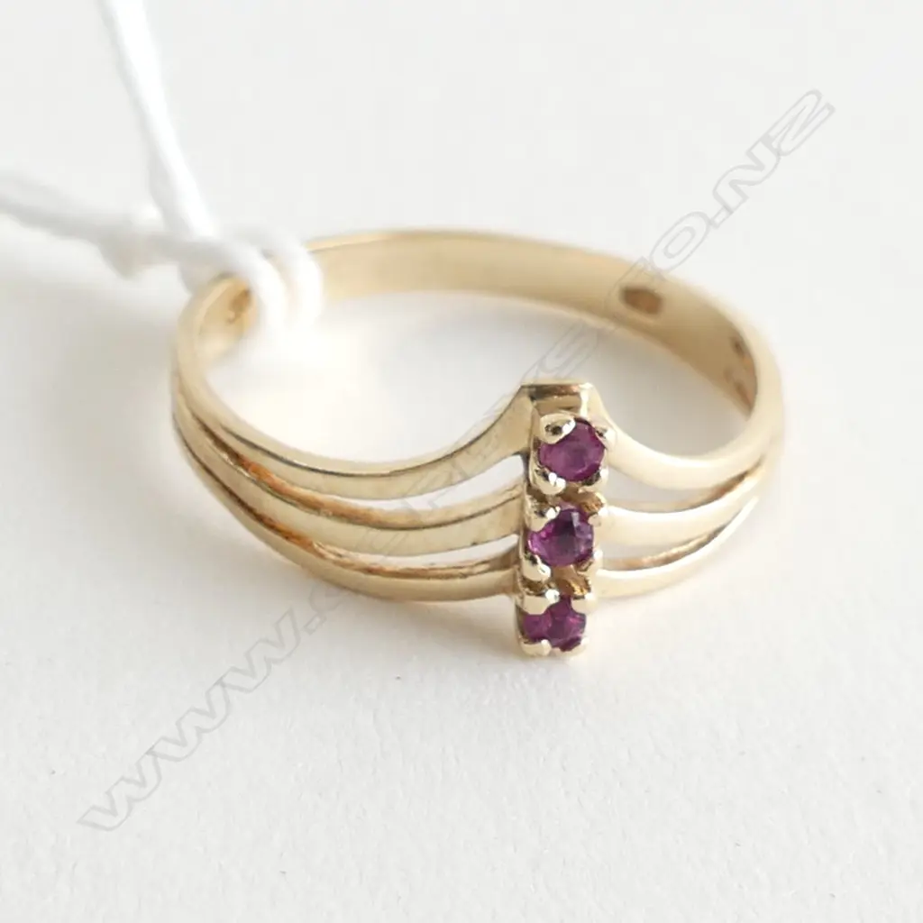 9ct. GOLD RUBY BAND 1.5gm, SIZE N Image 1++