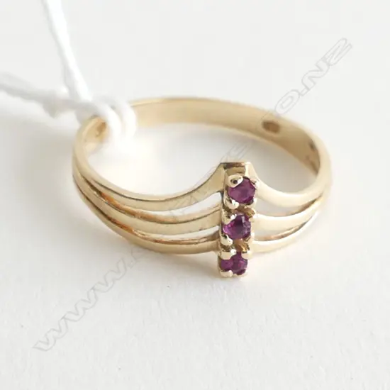 9ct. GOLD RUBY BAND 1.5gm, SIZE N