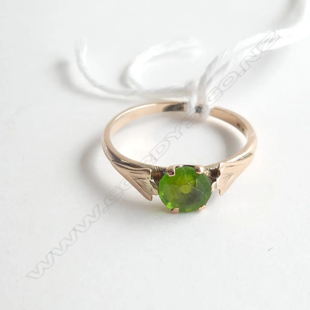 9ct. ROSE GOLD GREEN STONE DRESS RING 1.5gm, SIZE K Image 1++