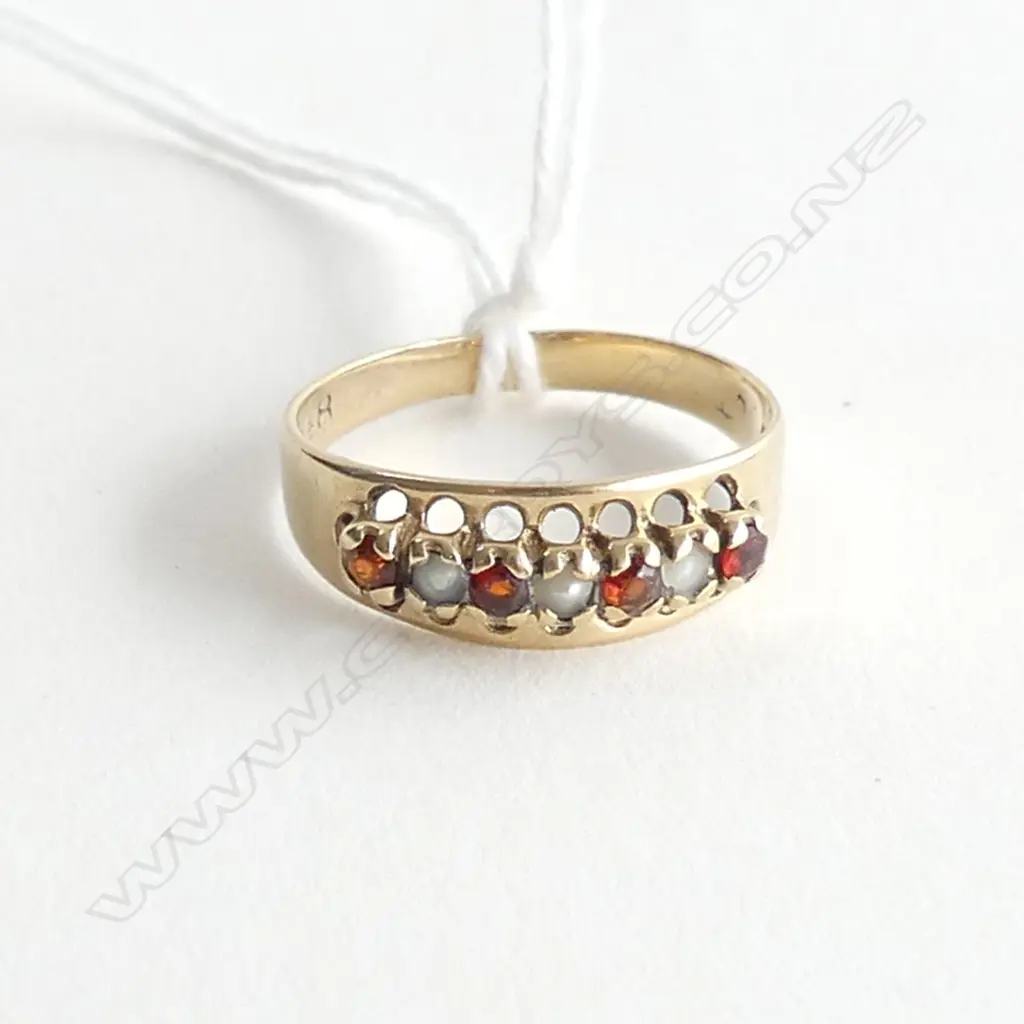 9ct. GOLD GARNET AND SEED PEARL RING, SIZE O½ Image 1++