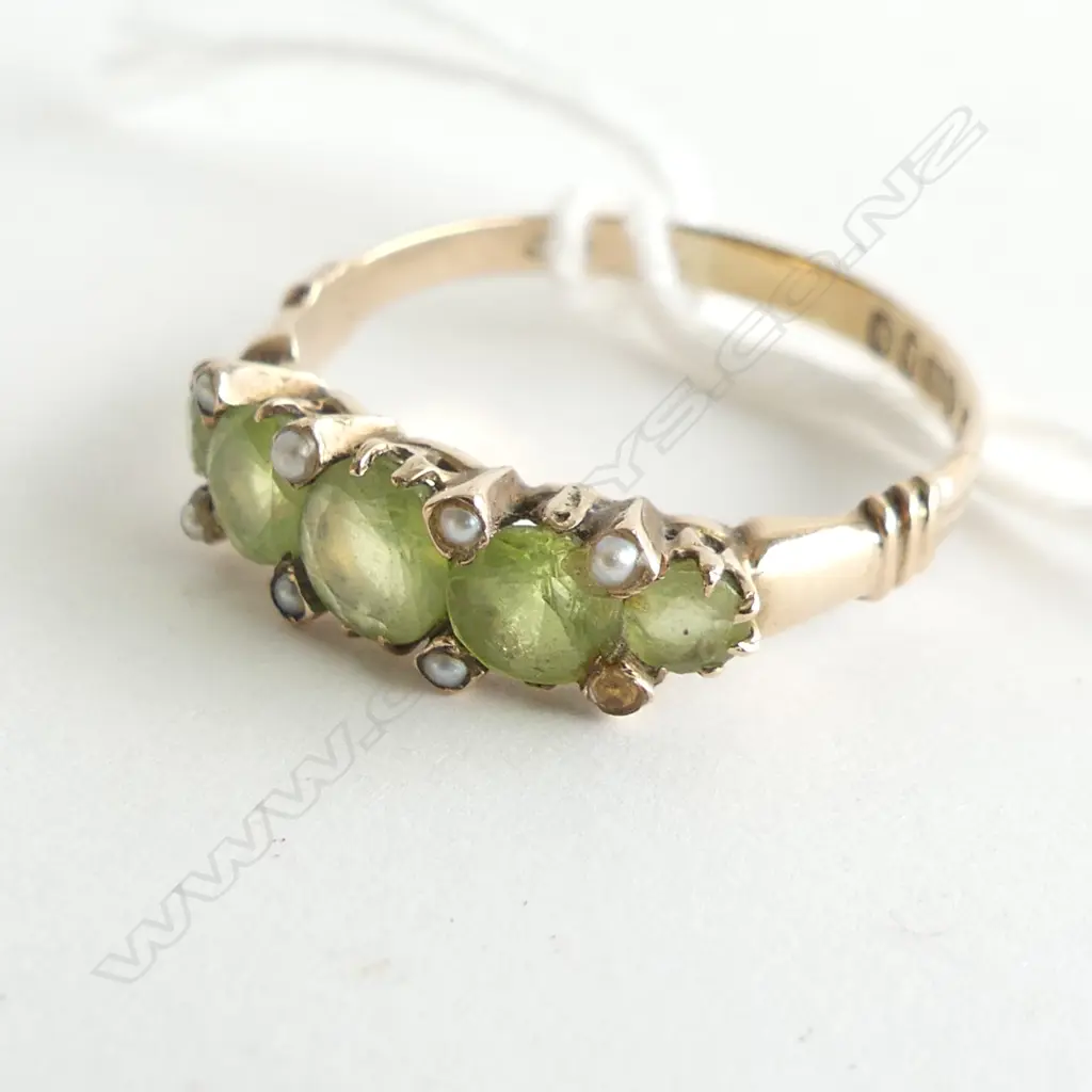 9ct. GOLD PERIDOT SEED PEARL DRESS RING (AF) 2gm, SIZE P Image 1++
