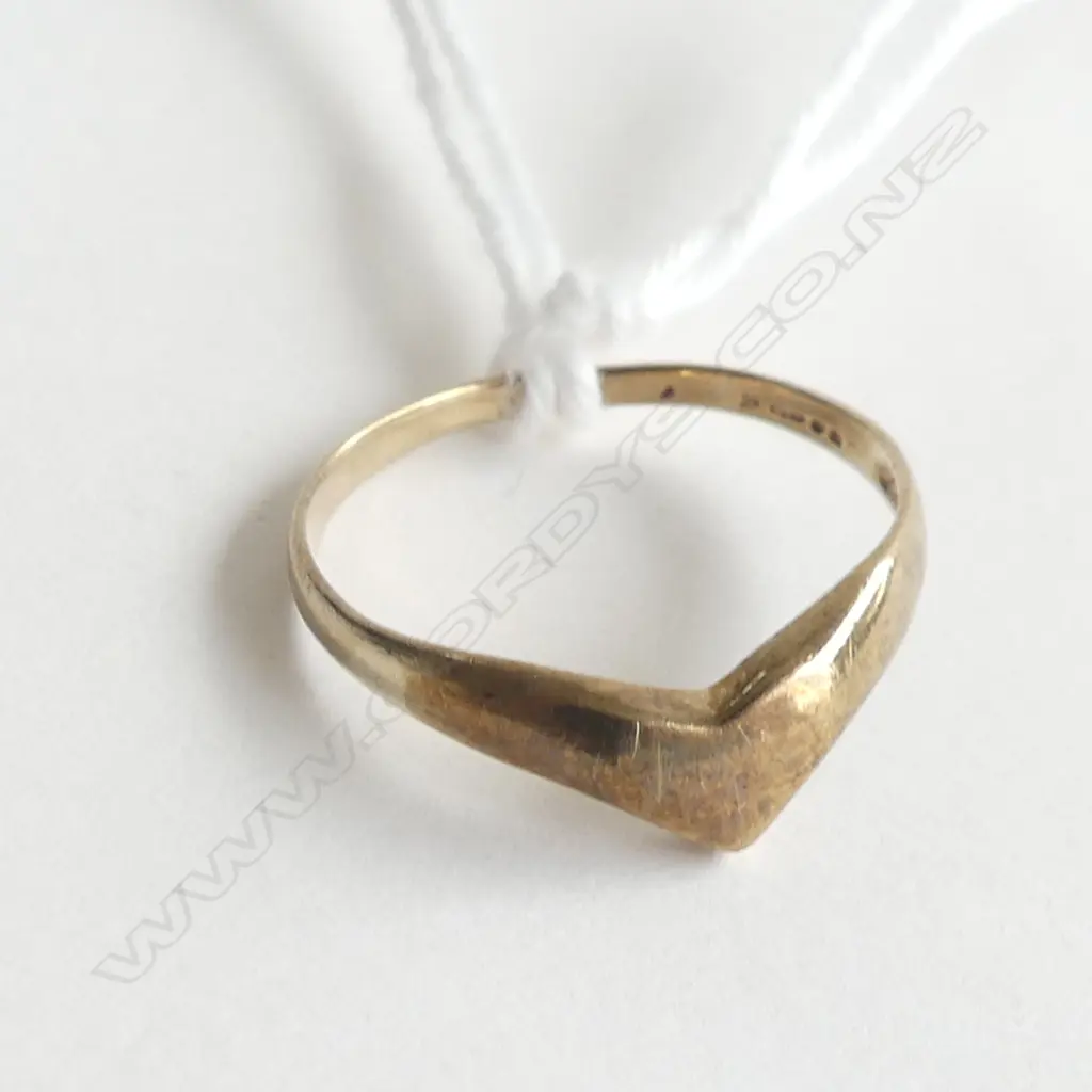 9ct. GOLD HEART RING 1gm, SIZE K½ Image 1++
