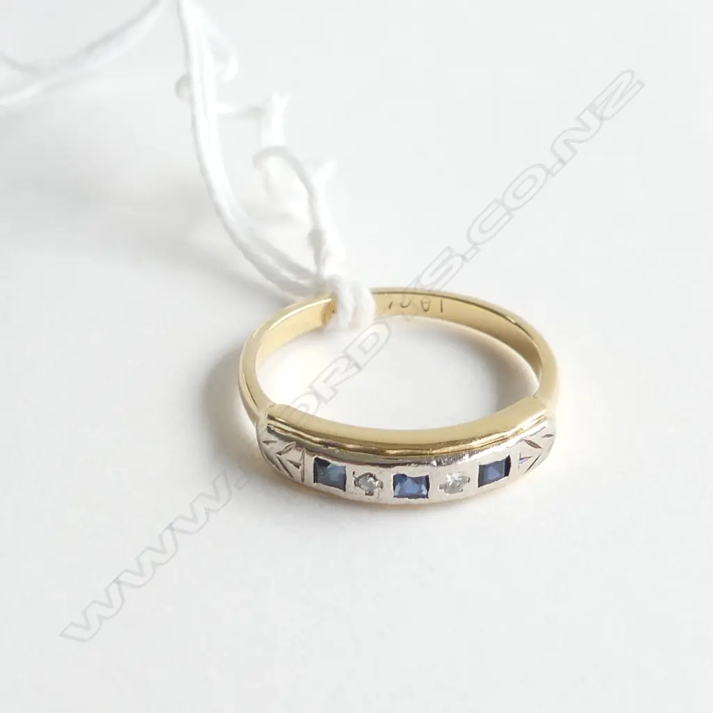 18ct. GOLD SAPPHIRE AND DIAMOND BAND 2.8gm, SIZE M Image 1++