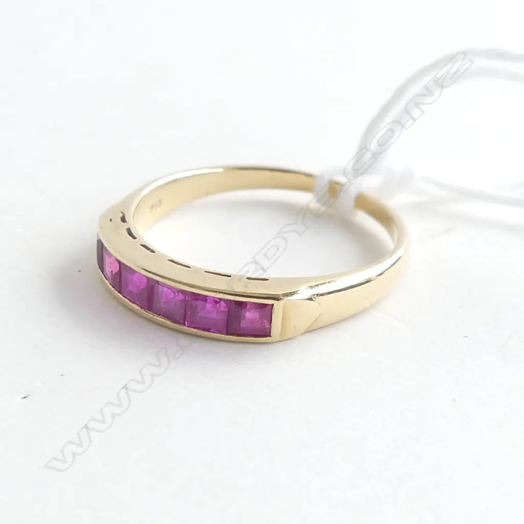 18ct. GOLD & RUBY BAND RING 2.1gm., SIZE L Image 1++