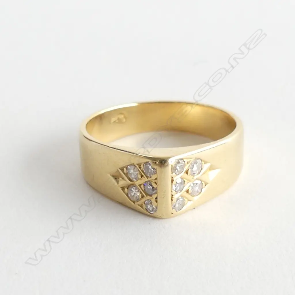 An 18ct gold and diamond ring, Image 1++