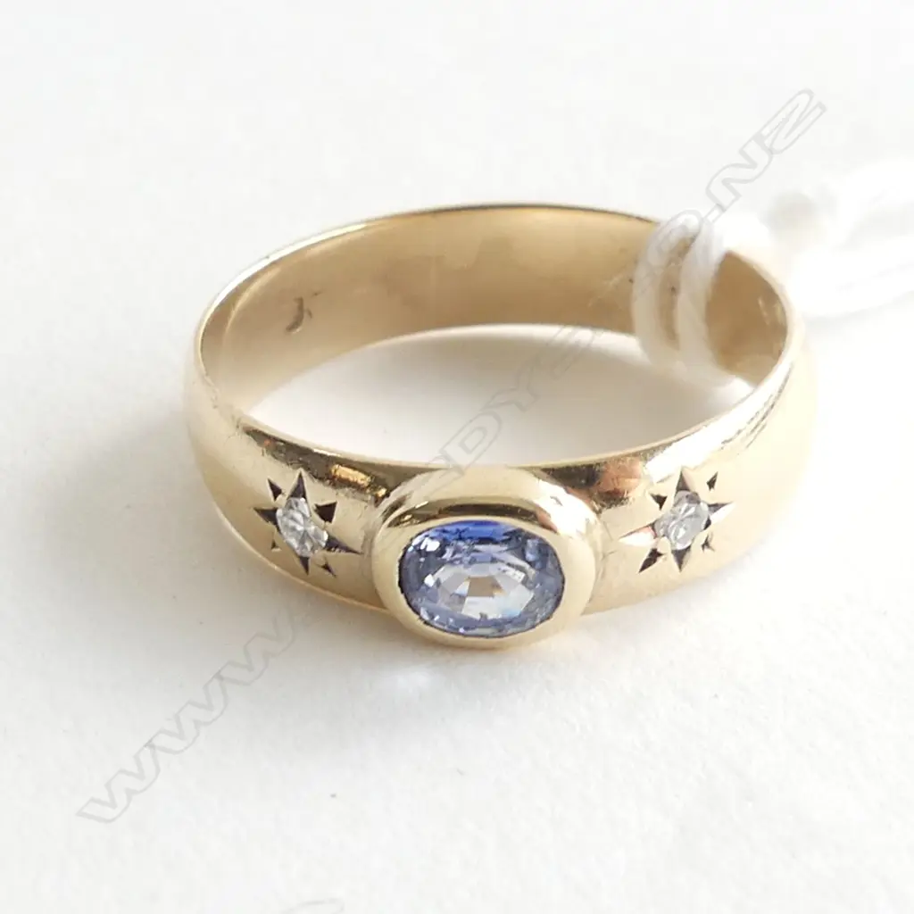 9ct. GOLD, SAPPHIRE AND DIAMOND BAND 1.03gm, SIZE M Image 1++