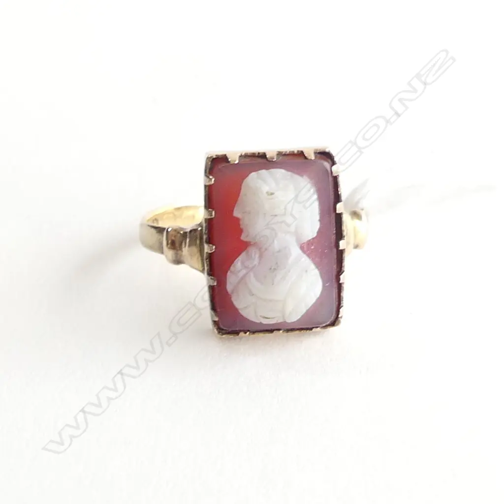 9ct. GOLD, SARDONYX CAMEO RING, SIZE N Image 1++