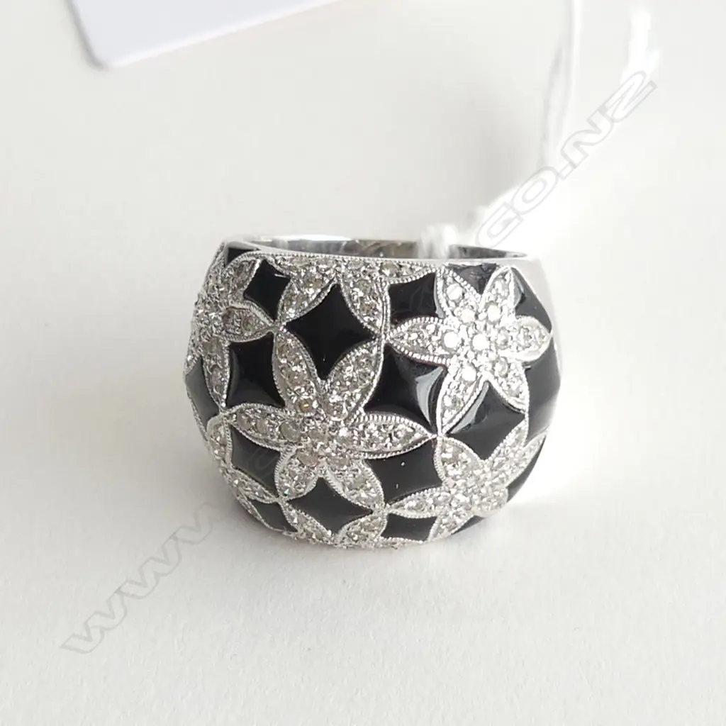 18ct. WHITE GOLD, DIAMOND AND ENAMEL RING  (AF) 13.8gm, SIZE O Image 1++