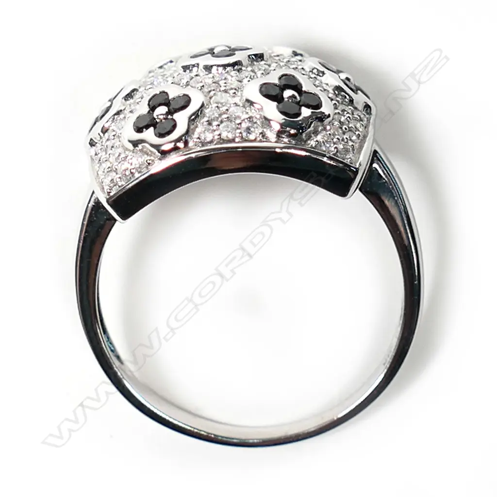 A 9ct white gold and diamond ring SIZE P Image 1++