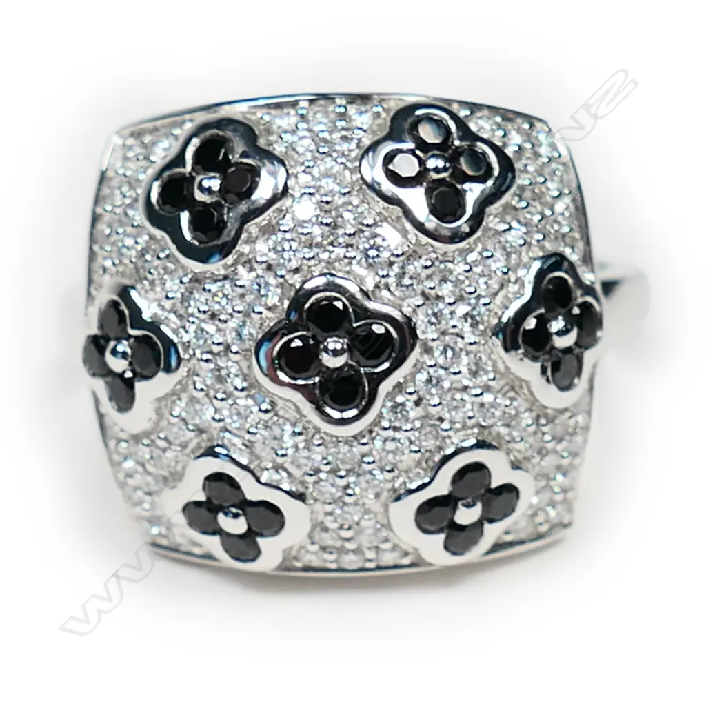 A 9ct white gold and diamond ring SIZE P Image 1++