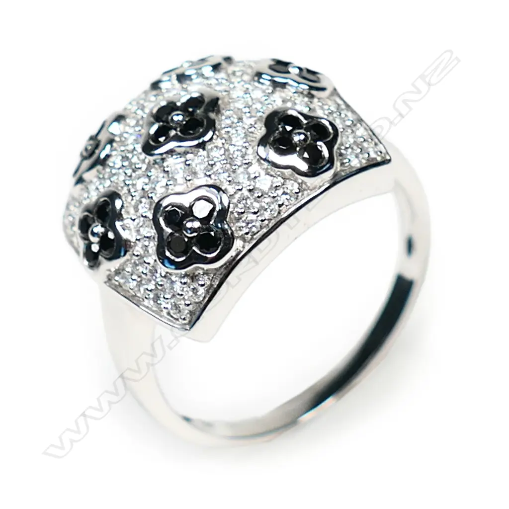 A 9ct white gold and diamond ring SIZE P Image 1++