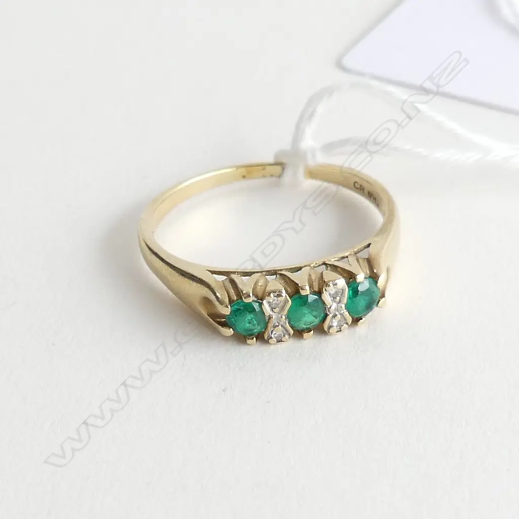 10CT GOLD AND CREATED EMERALD RING, SIZE V Image 1++